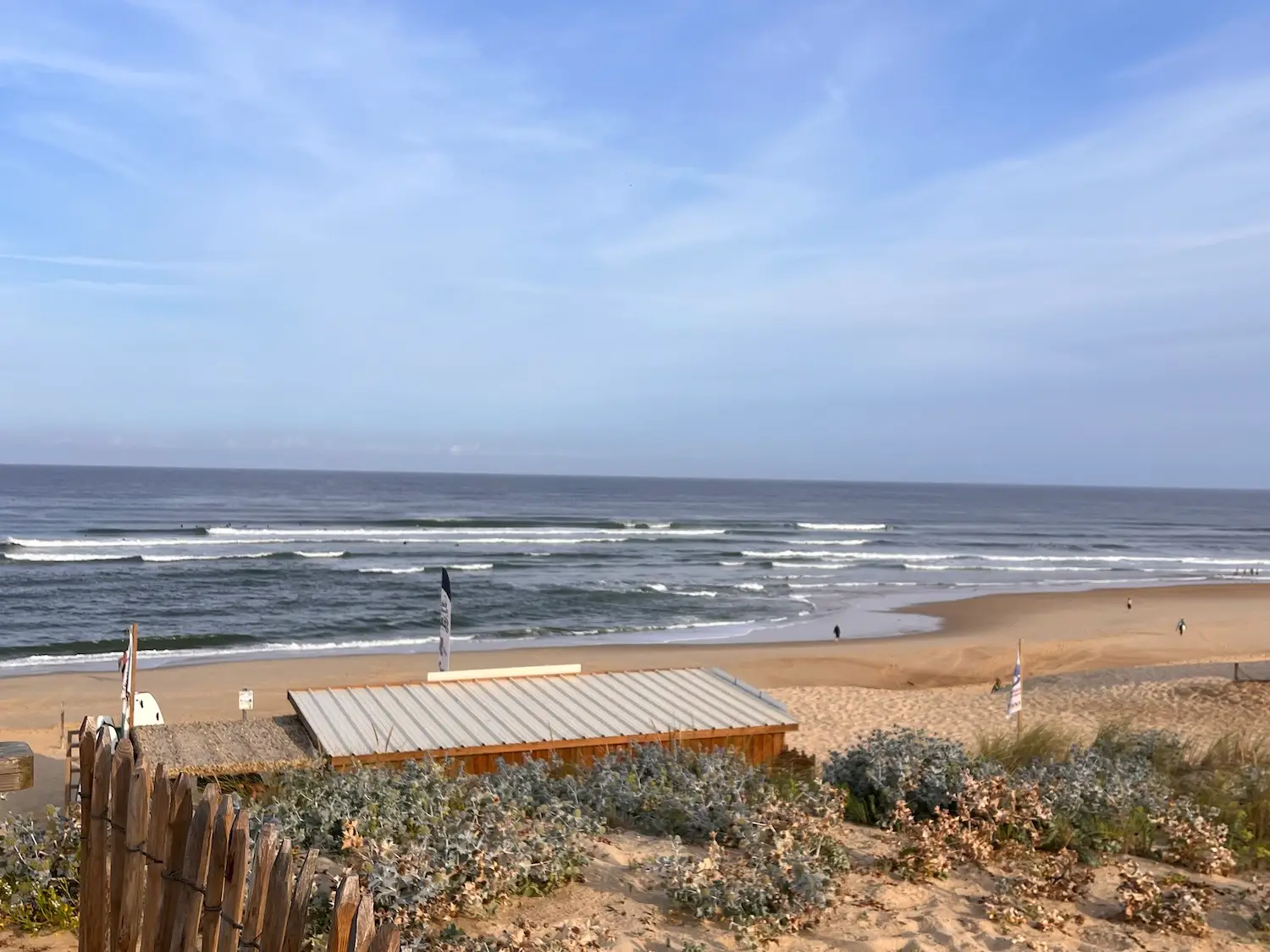 Surfeur sur une vague en France