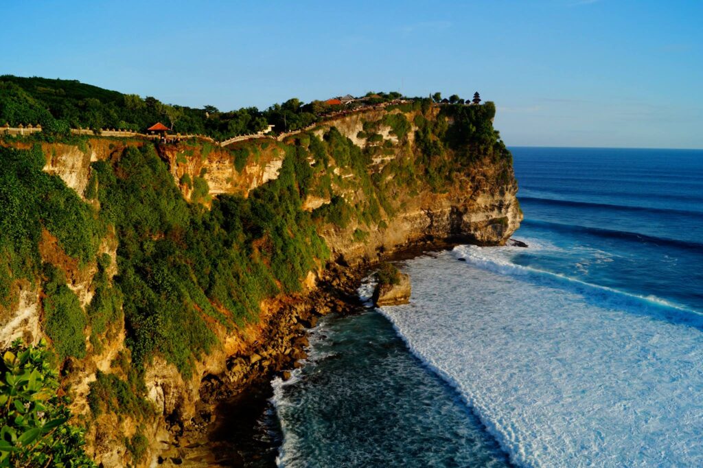 La falaise d’Uluwatu et sa vague à Bali