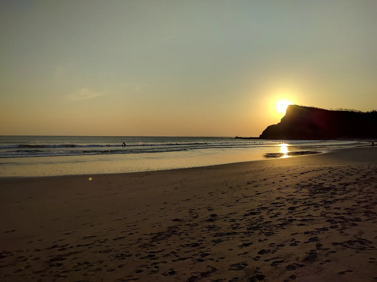 Coucher de soleil près de Playa Colorado, à Tola