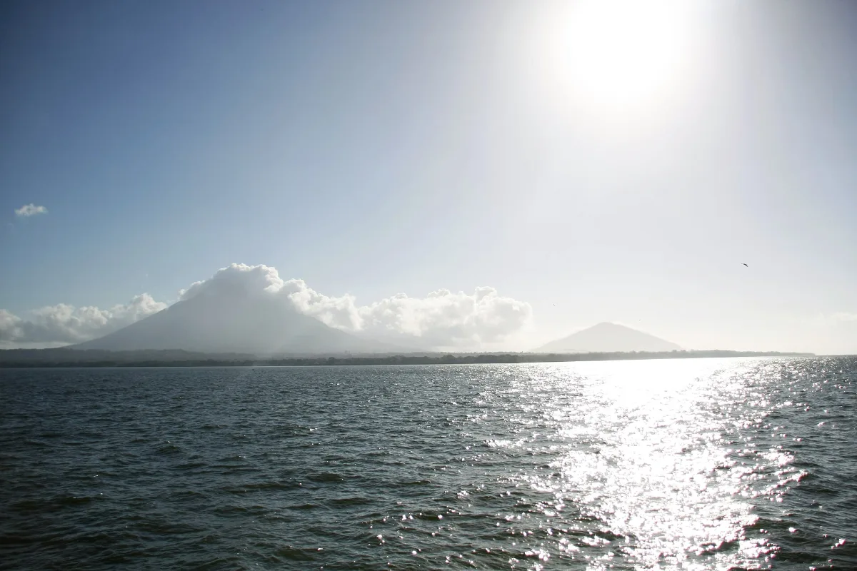 L’île d’Ometepe vue depuis le ferry, sur le lac Nicaragua