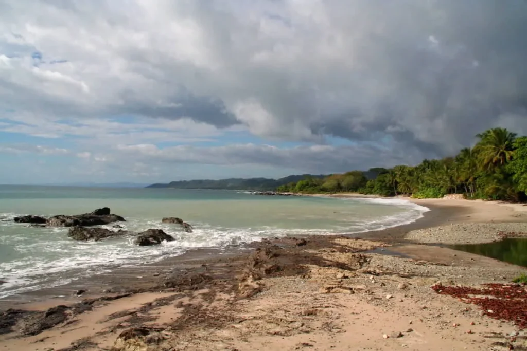 La plage de Mal País un jour de tempête