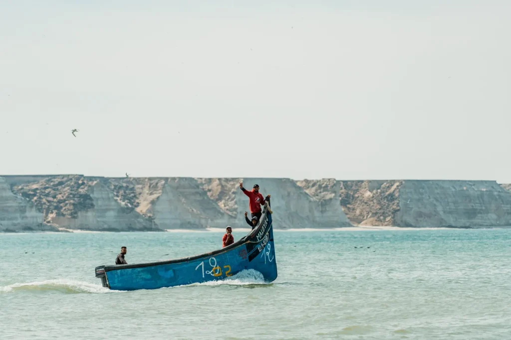 Barque de pêcheurs dans la baie de Dakhla