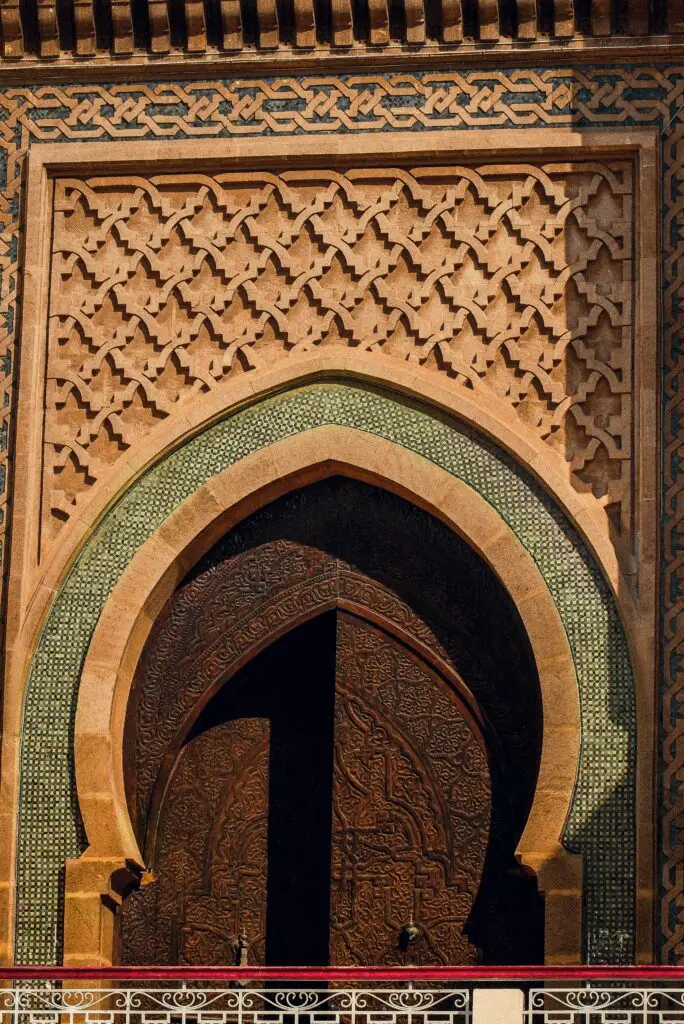 Porte ornée d'une mosquée au Maroc
