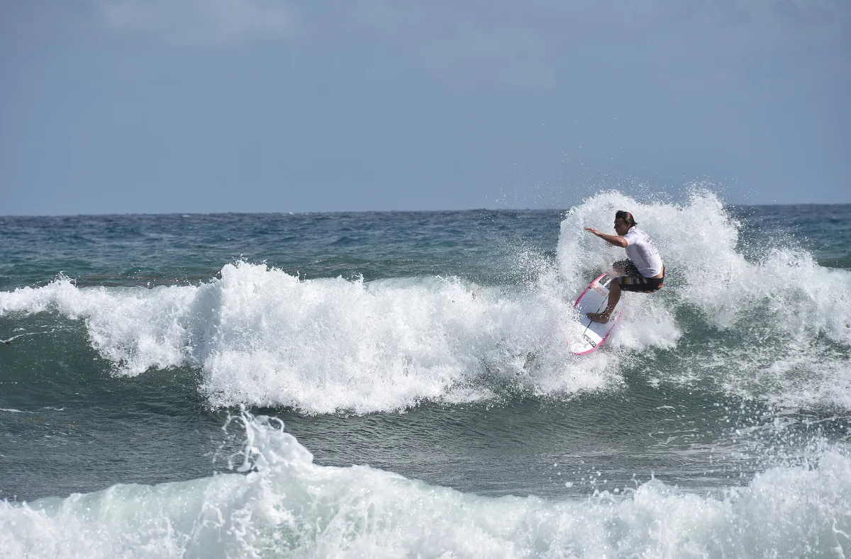 Surfeur sur une vague à Basse-Pointe, en Martinique