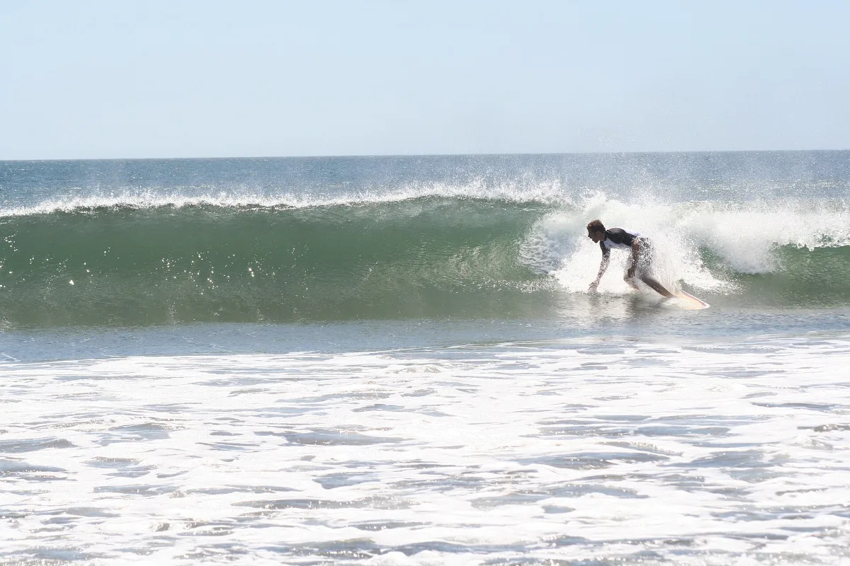 Surfeur à Witch’s Rock (Roca Bruja), dans le Guanacaste, au Costa Rica