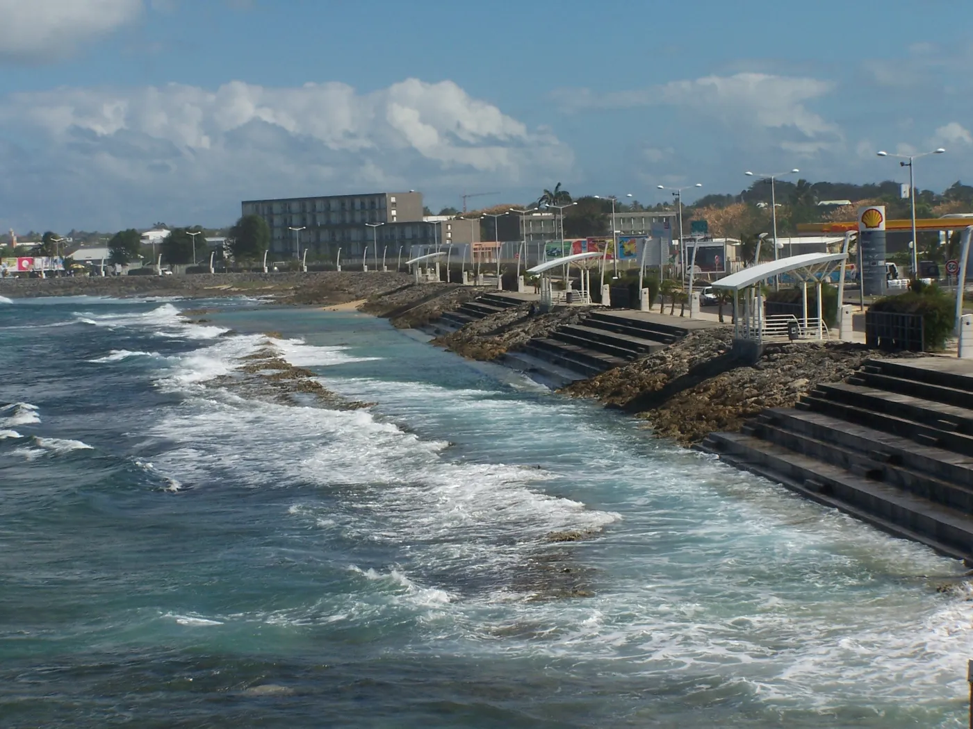 Front de mer du Moule et vagues sur le récif, Guadeloupe