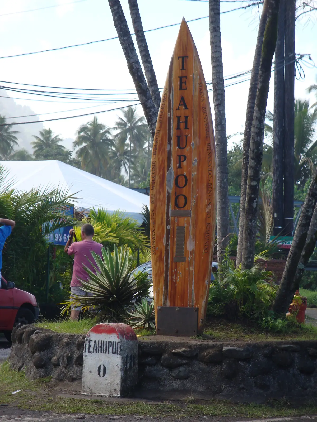 Panneau à l’entrée du village de Teahupoo, à Tahiti